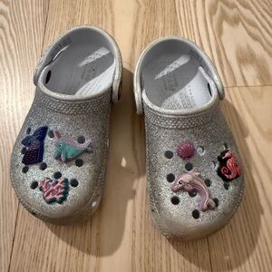 Crocs Kids Sparkle Clog Shoes with Sea Charms - Silver (size 9 Toddler)